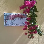 לינה וארוחת בוקר La Bouganville 3*