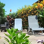 La Bouganville לינה וארוחת בוקר